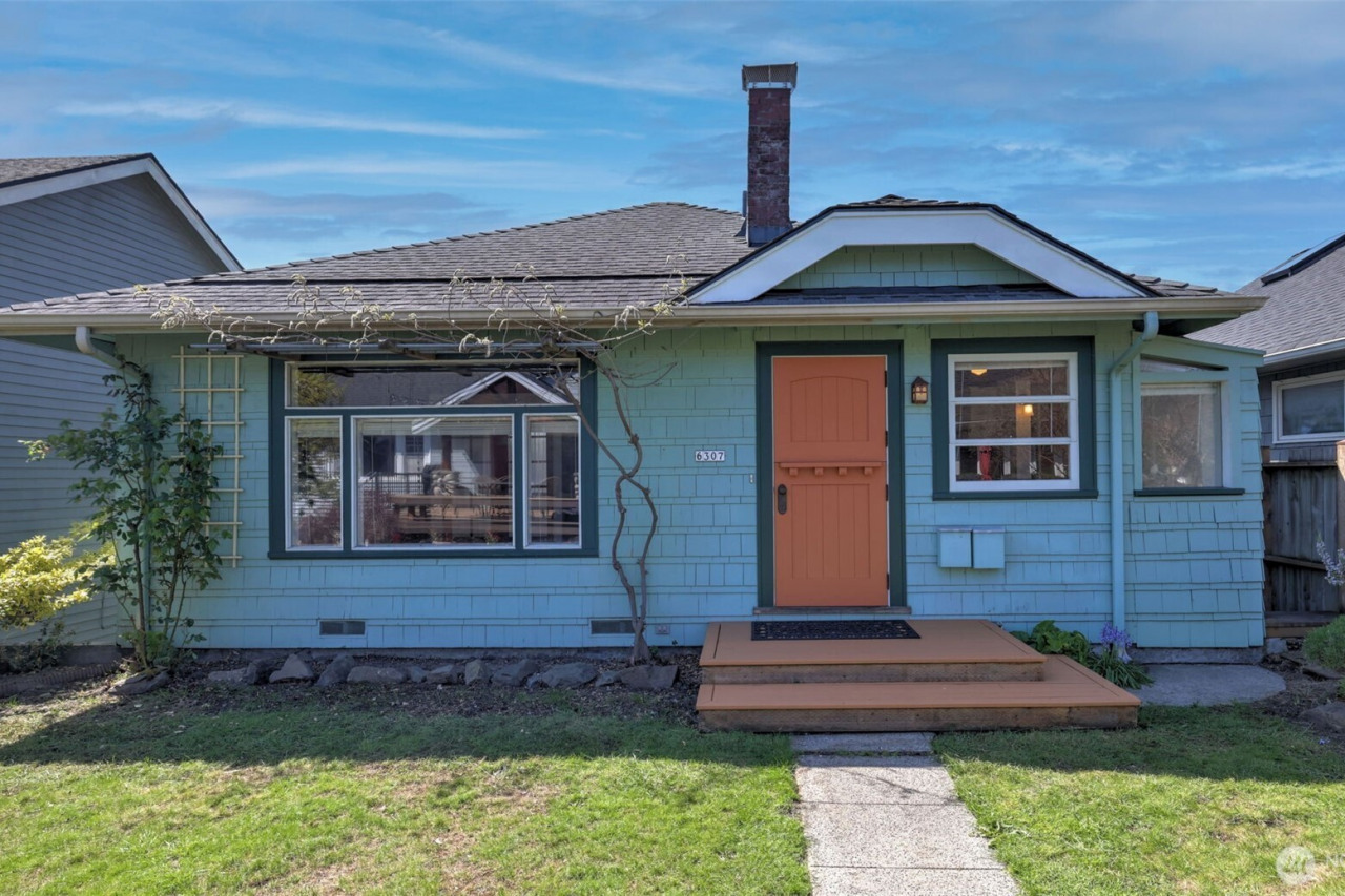 Adorable Alki Cottage / Duplex. Adorable Alki Cottage / Duplex.