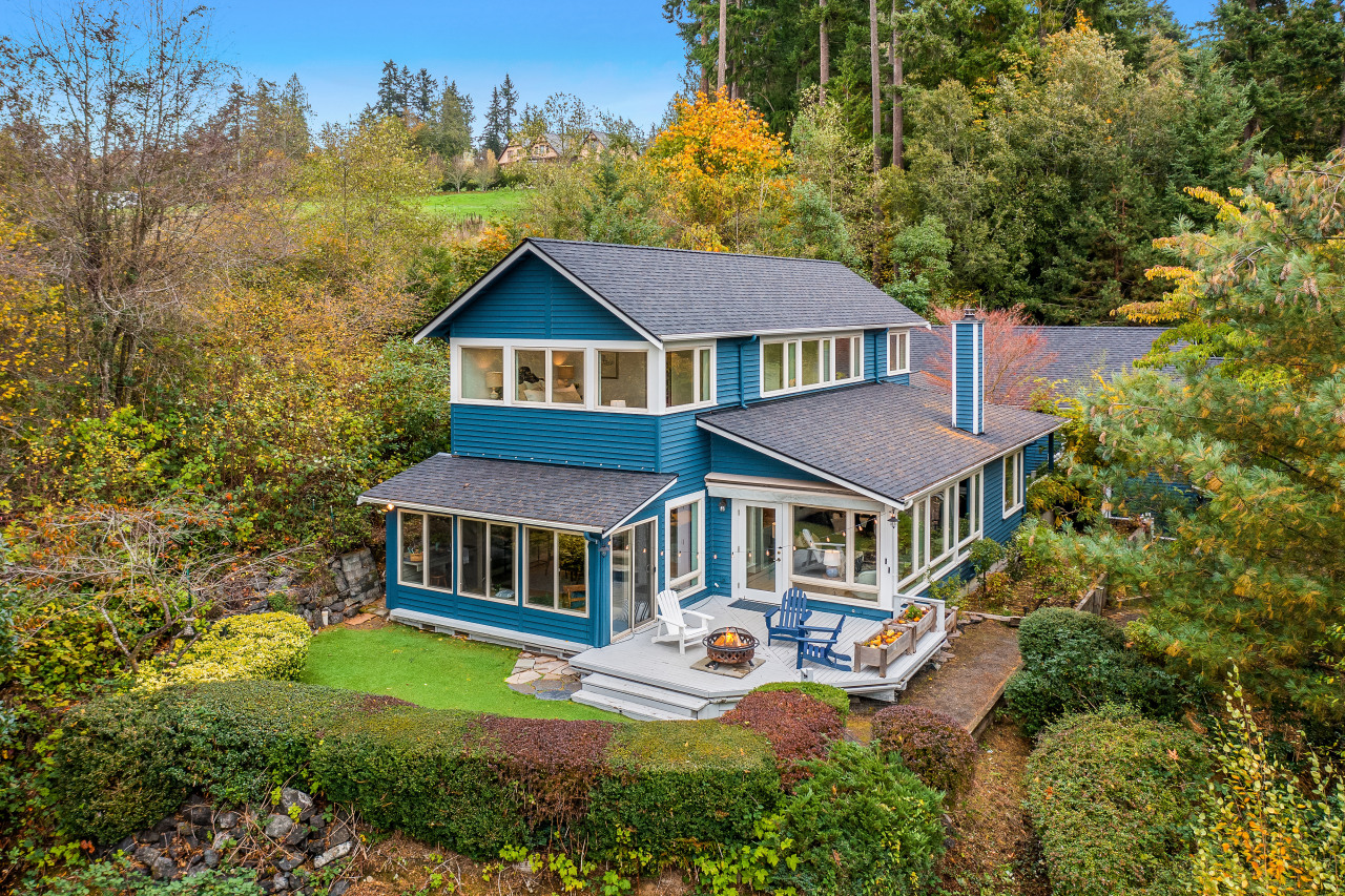 Custom home overlooking Pleasant Beach.