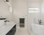 Primary bedroom en suite bath