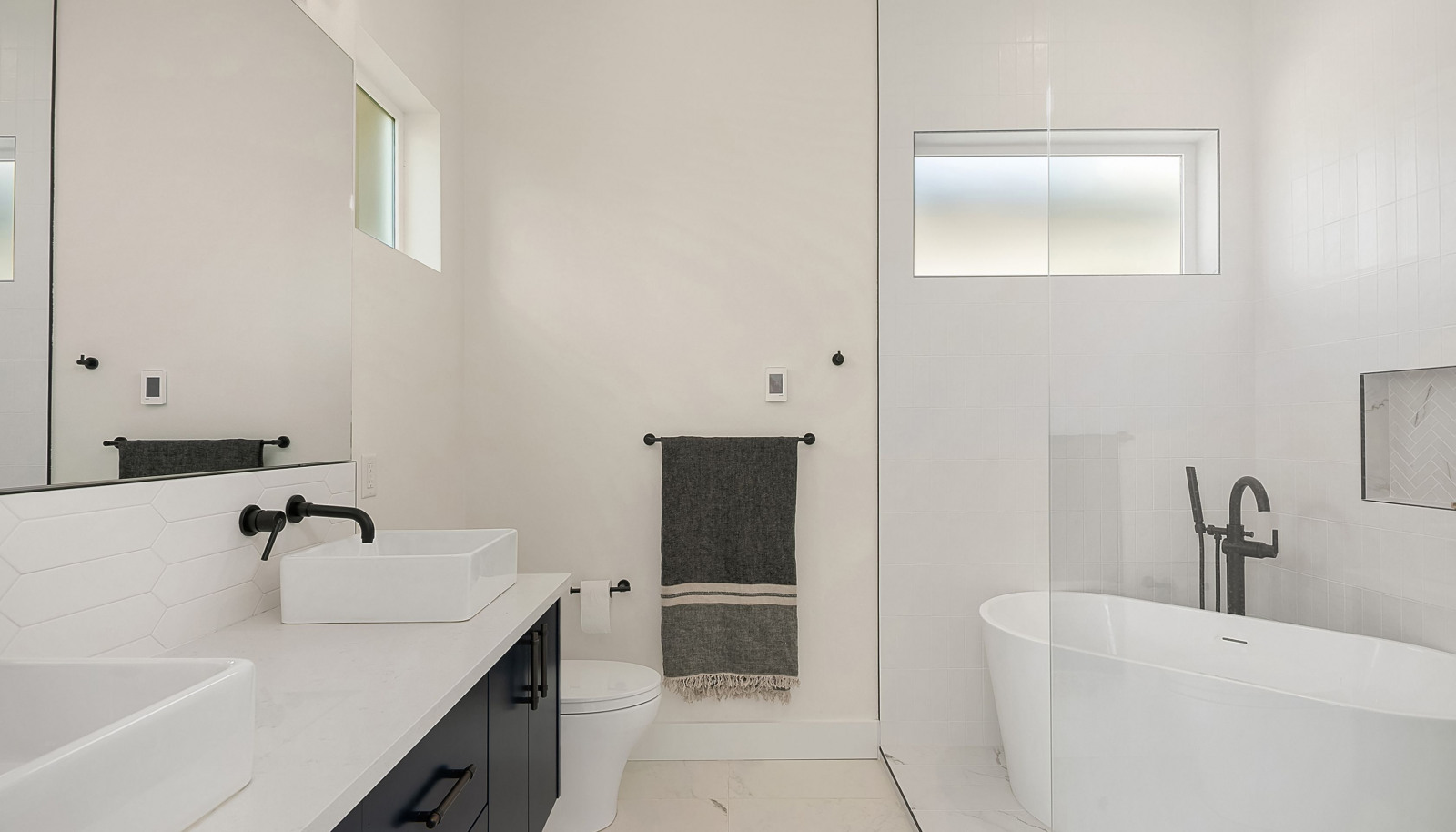 Primary bedroom en suite bath