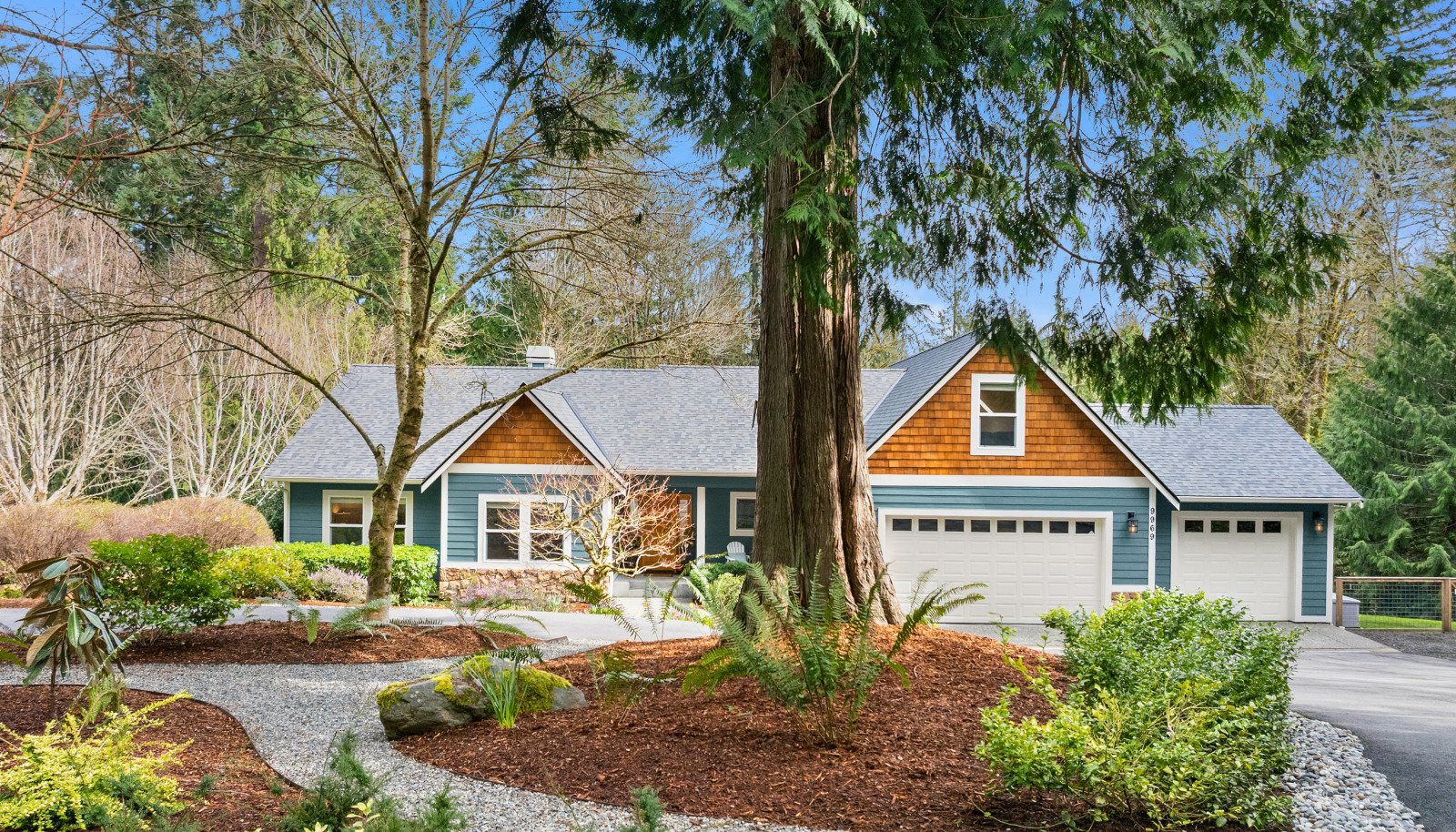 Great curb appeal on a dead end, private lane. 