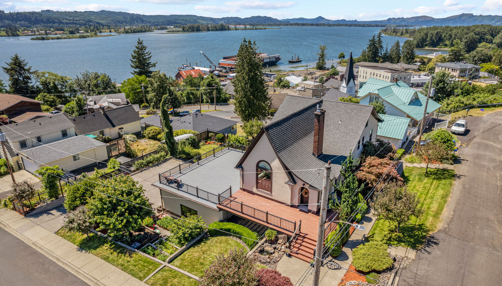 Blocks to the picturesque town of Cathlamet and the Marina