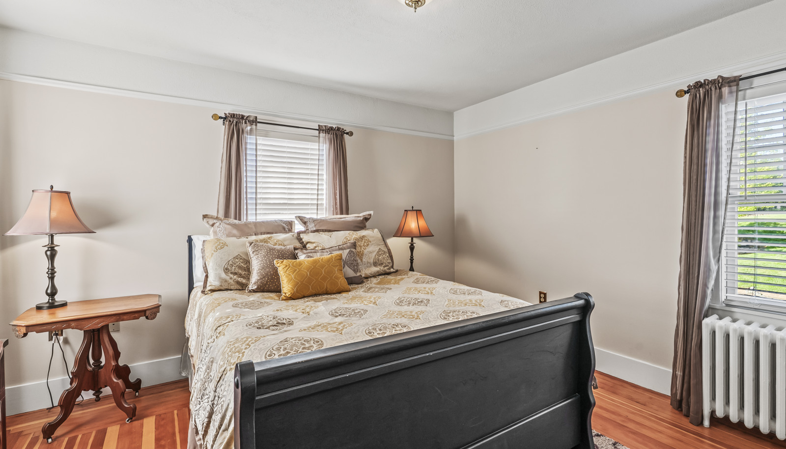 Second upper level bedroom