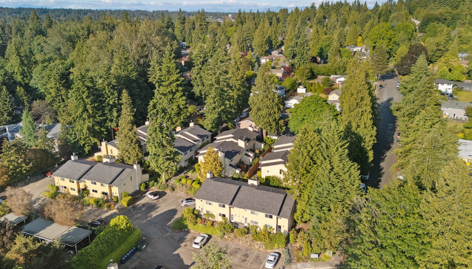 Great Juanita location just up from the beach!