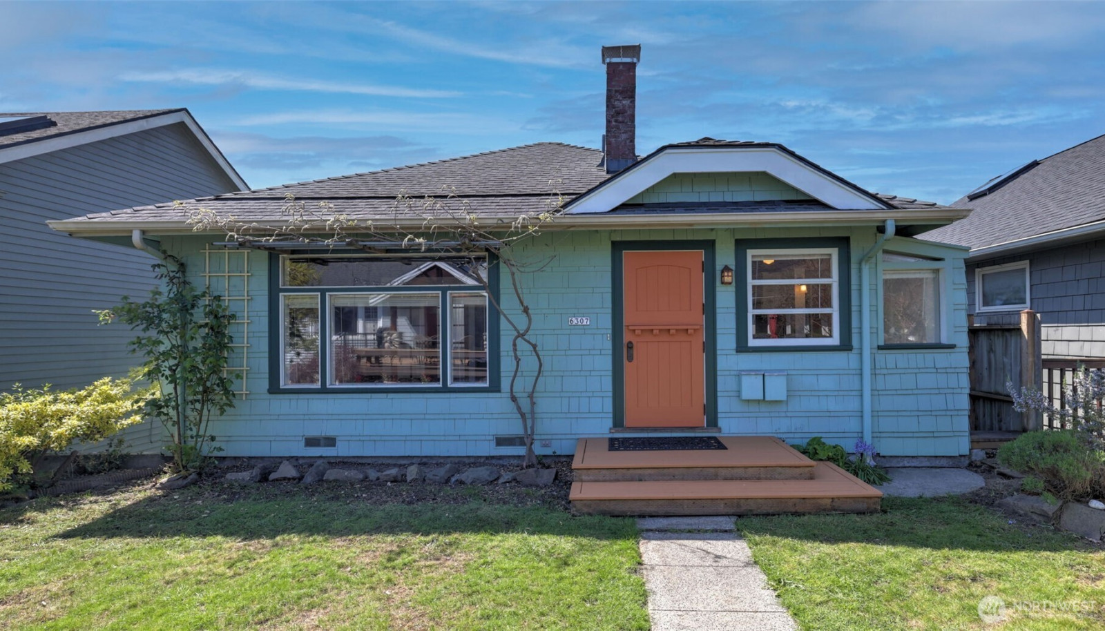 Adorable Alki Cottage / Duplex. Adorable Alki Cottage / Duplex.