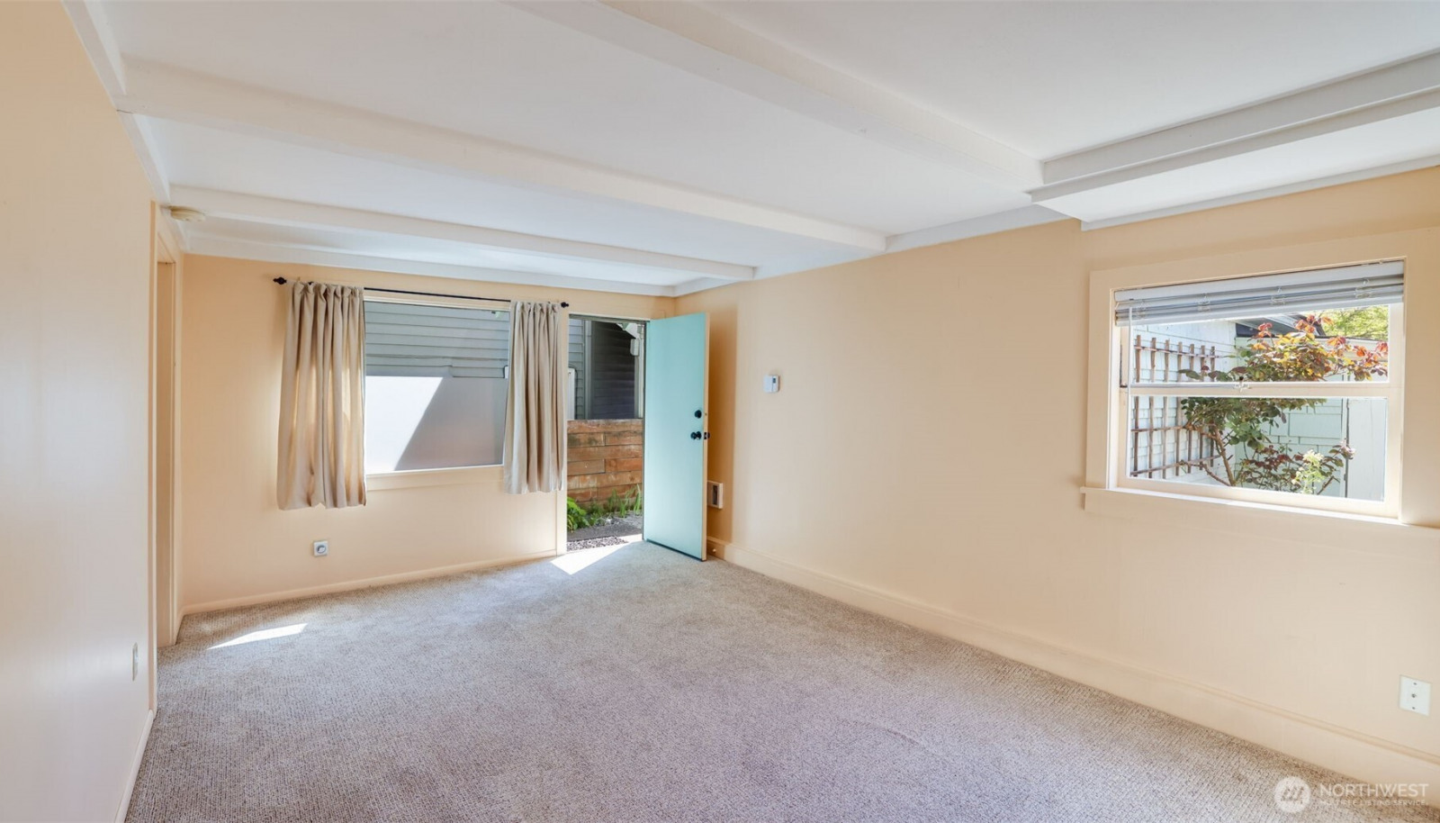 Downstairs: Living room and unit entrance, which is truly discrete and separate from the rest of the home. Downstairs: Living room and unit entrance, which is truly discrete and separate from the rest of the home.