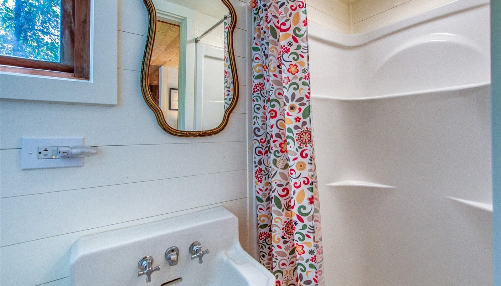 3/4 bath in the second cabin. 3/4 bath in the second cabin.