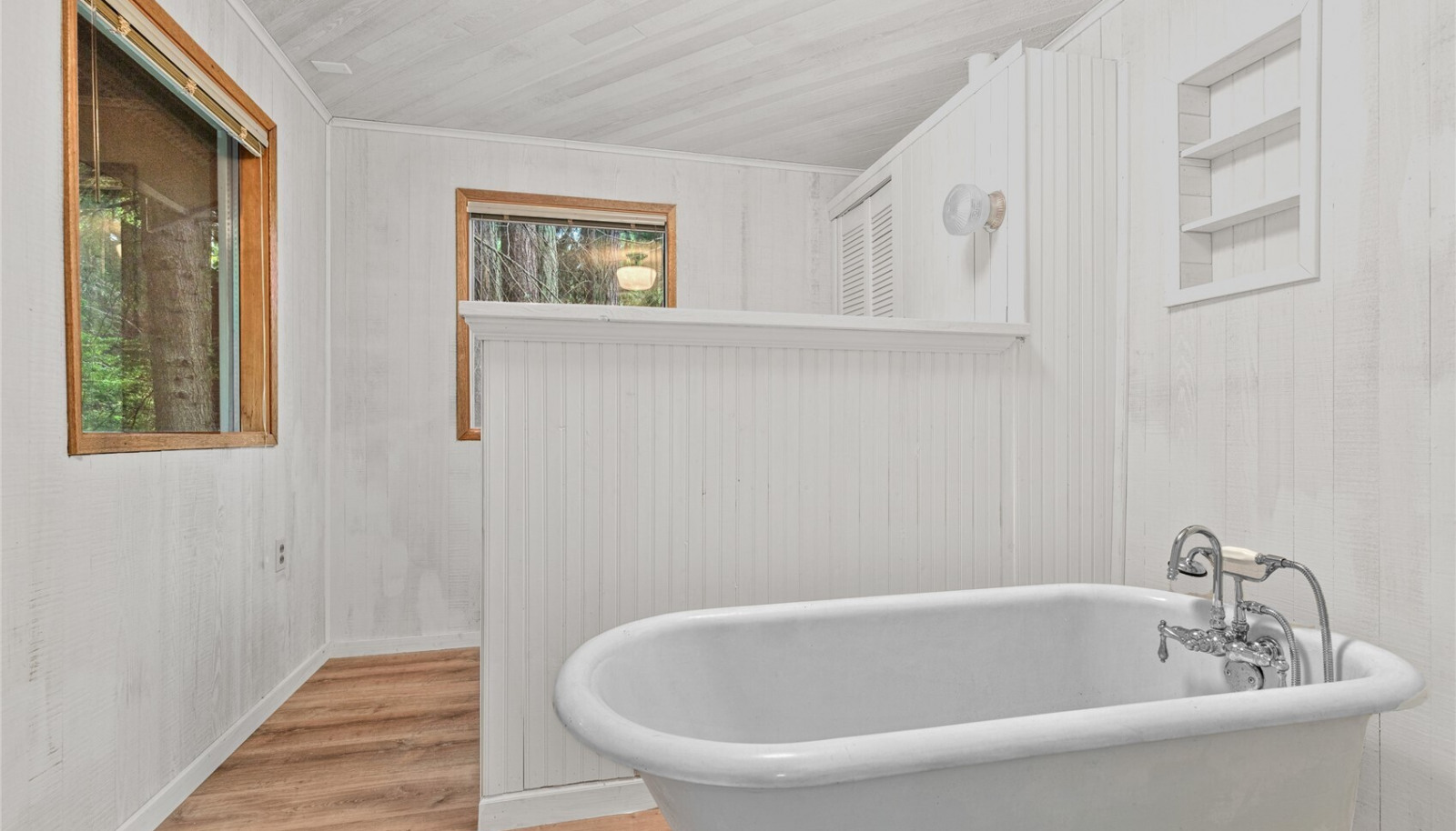 Soaking tub - perfect for those peaceful nights in! Soaking tub - perfect for those peaceful nights in!