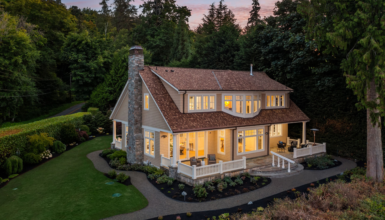 Gorgeous house and very private setting, see no neighbors, you only see spectacular Sound, city and mountain views.