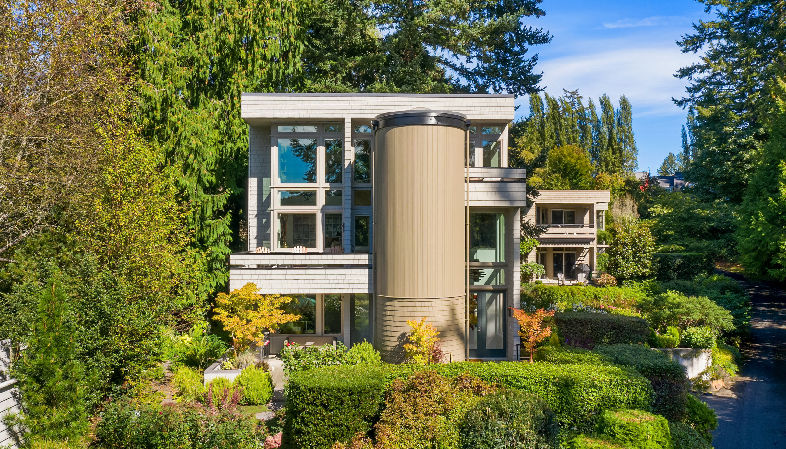 beautifully landscaped resort-like setting that's just a short stroll from shopping, dining and the Seattle ferry.
