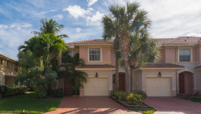 #OnTheMarket…3 🛌, 2.5 🛁 Townhome with Beautiful Garden Views