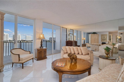 Huge and bright livving room with incredible intracoastal views
