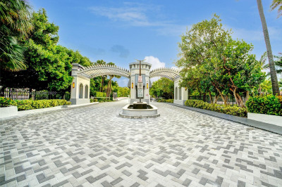 Front Entrance to Poinciana Ilsnad