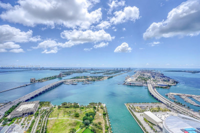 Amazing Direct view of Biscayne Bay and the Ocean from the 62nd Floor.