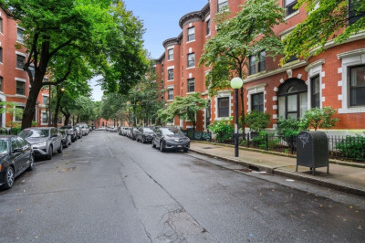 102 Gainsborough Street #302E 1
