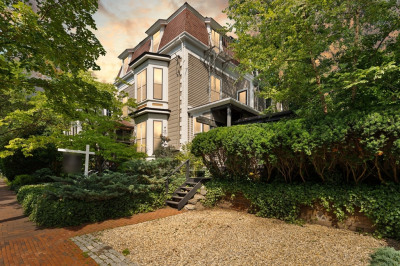 32 Hawthorn St
