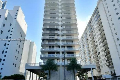 6061 Collins Ave #5B 1