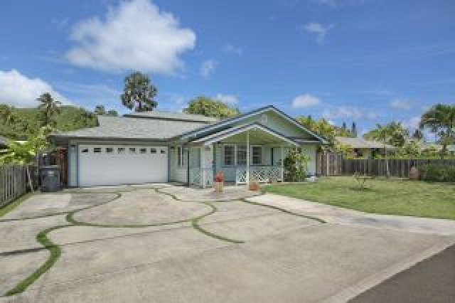 Charming 5-Bedroom Custom Home - Walk to Beach