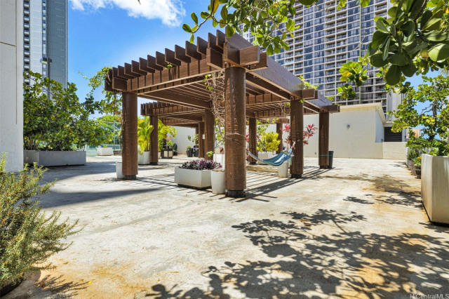 Liliuokalani Gardens Condominium
