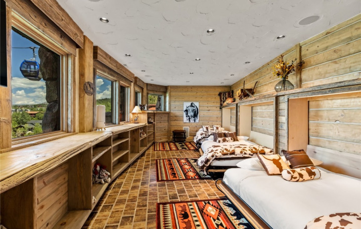 2555 Ski Trail Lane Photo