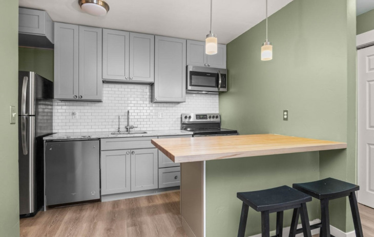 1340 Athens Plaza Photo