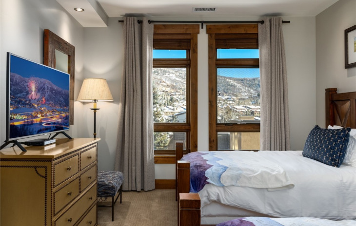 2250 Apres Ski Way Photo