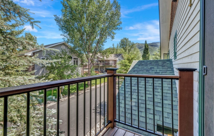 1551 Thistlebrook Lane Photo