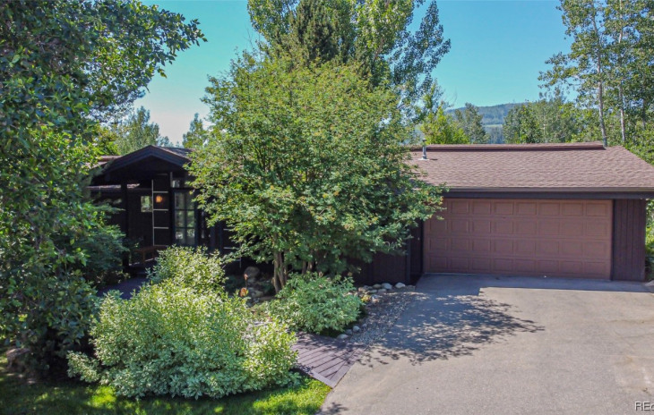 1061 Village Lane Photo