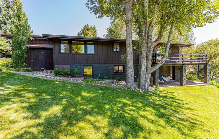 1061 Village Lane Photo
