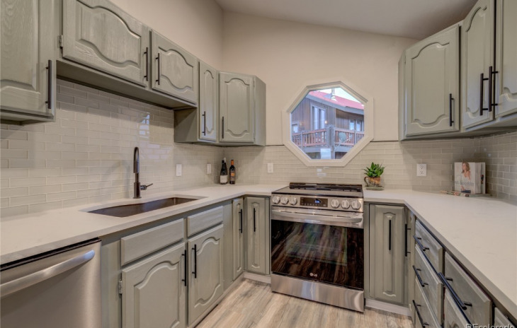 498 Tamarack Drive Photo