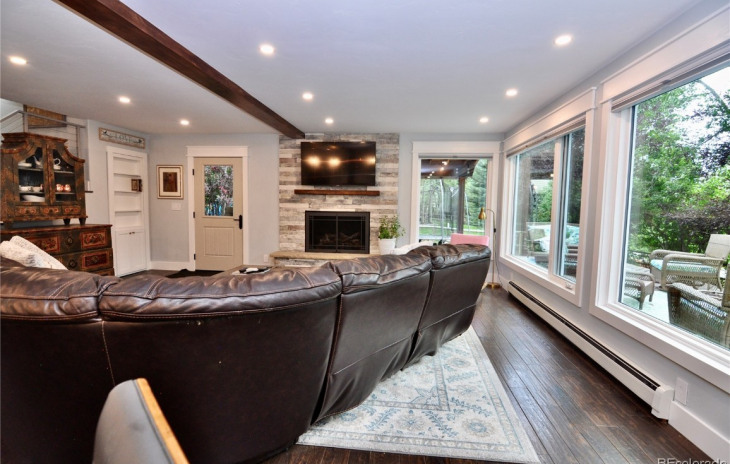 1210 Meadowood Lane Photo