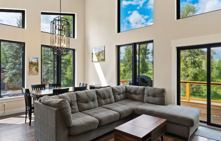 2776 Riverside Drive Photo