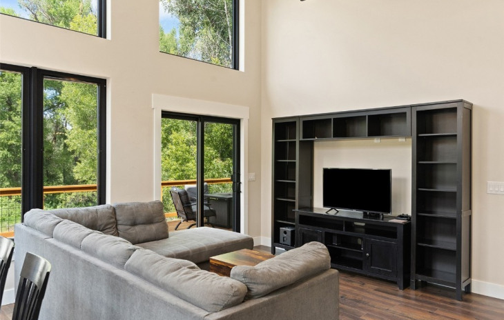 2776 Riverside Drive Photo