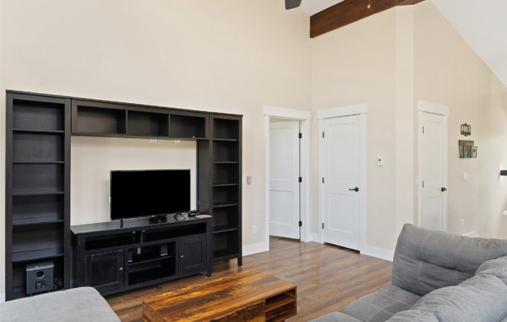 2776 Riverside Drive Photo