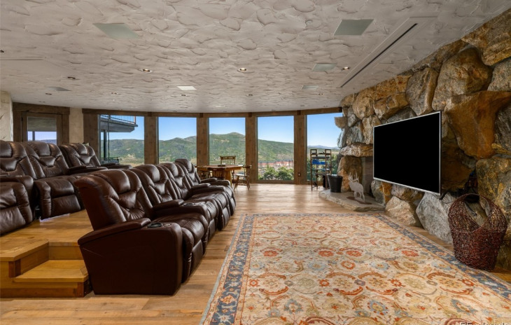 2555 Ski Trail Lane Photo