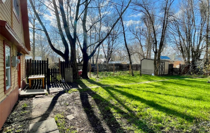 690 E Washington Avenue Photo