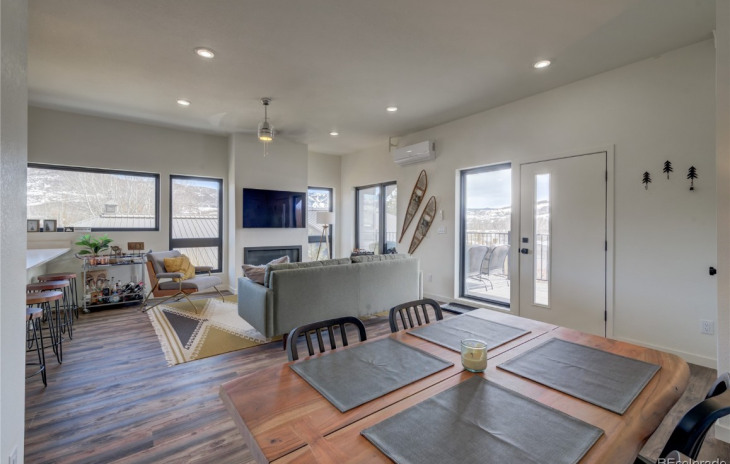 2507 Riverside Drive Photo