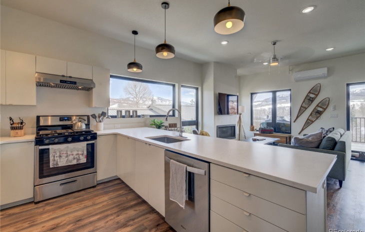 2507 Riverside Drive Photo