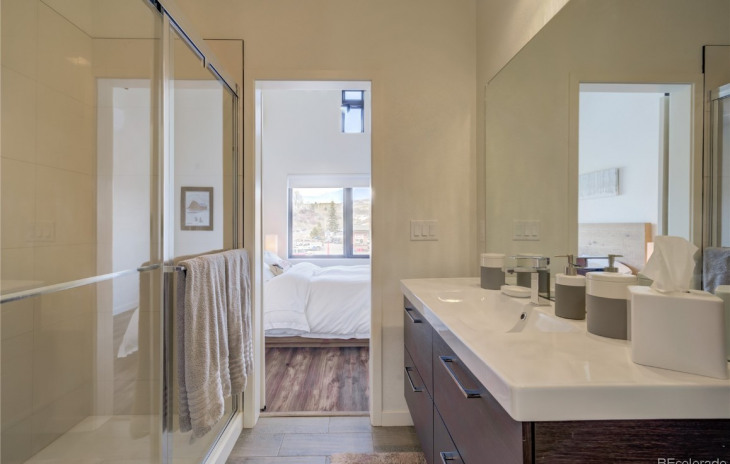 2507 Riverside Drive Photo