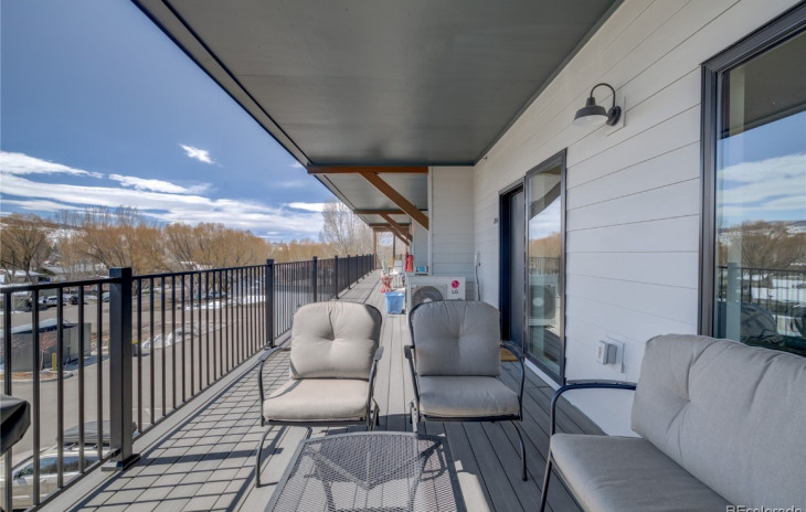 2507 Riverside Drive Photo