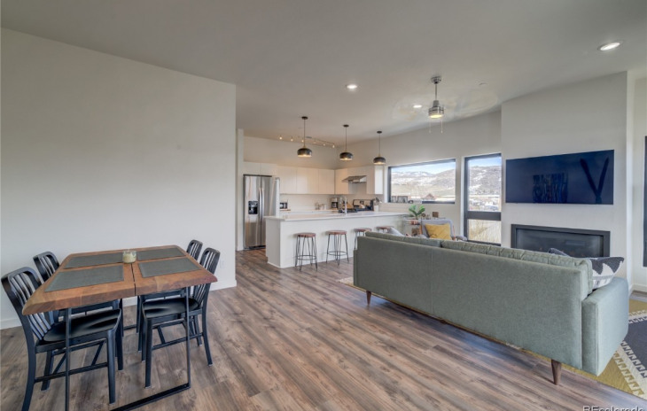 2507 Riverside Drive Photo