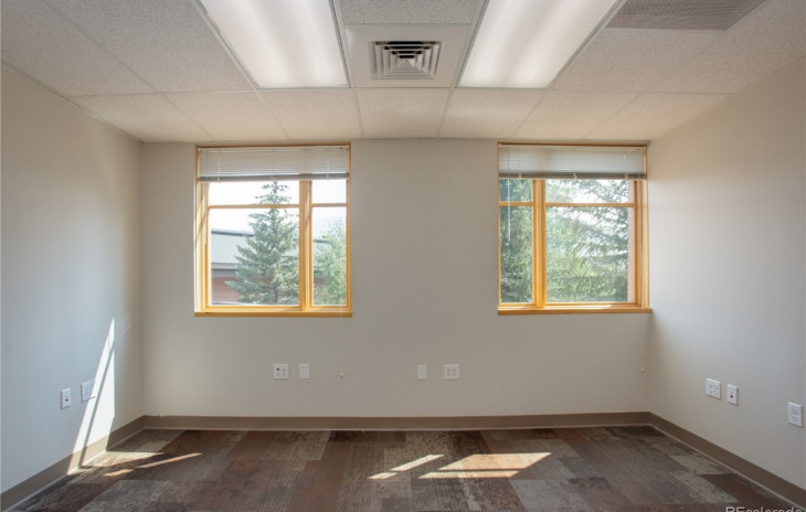 940 Central Park Drive Photo