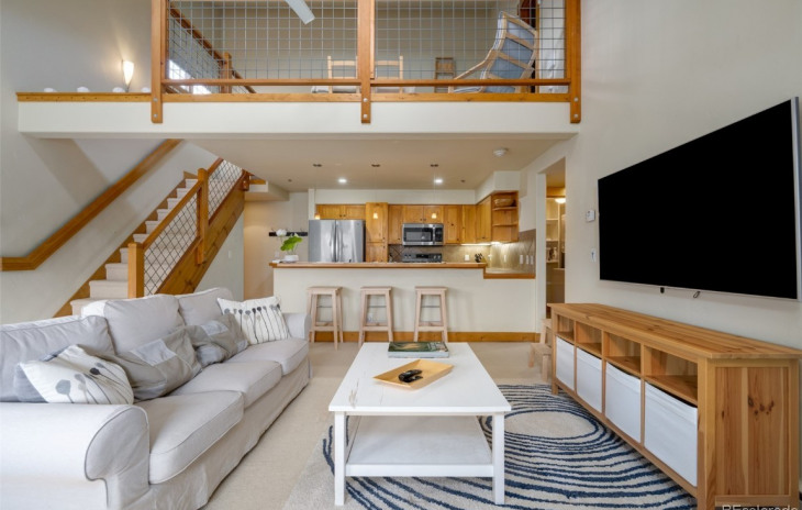 435 Ore House Plaza Photo