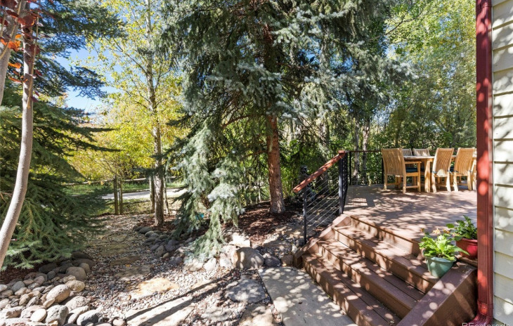 1215 Meadowood Lane Photo