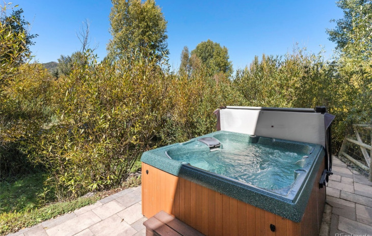 1215 Meadowood Lane Photo