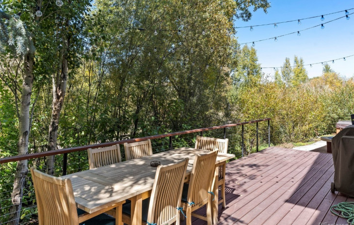 1215 Meadowood Lane Photo