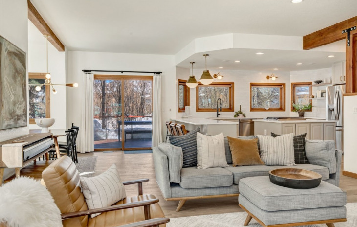 1215 Meadowood Lane Photo