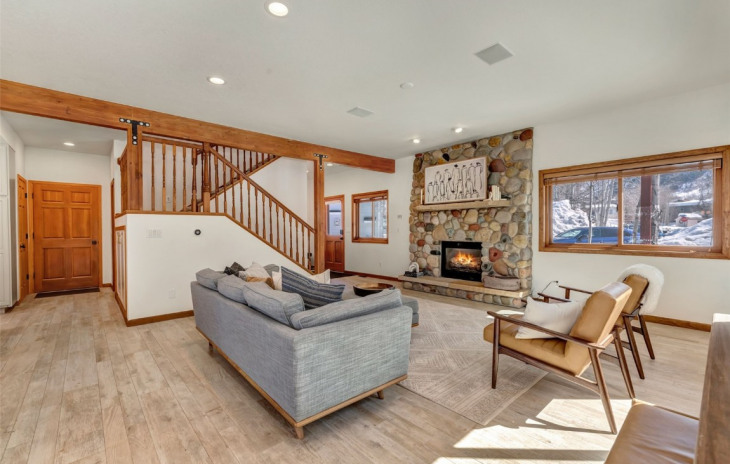 1215 Meadowood Lane Photo