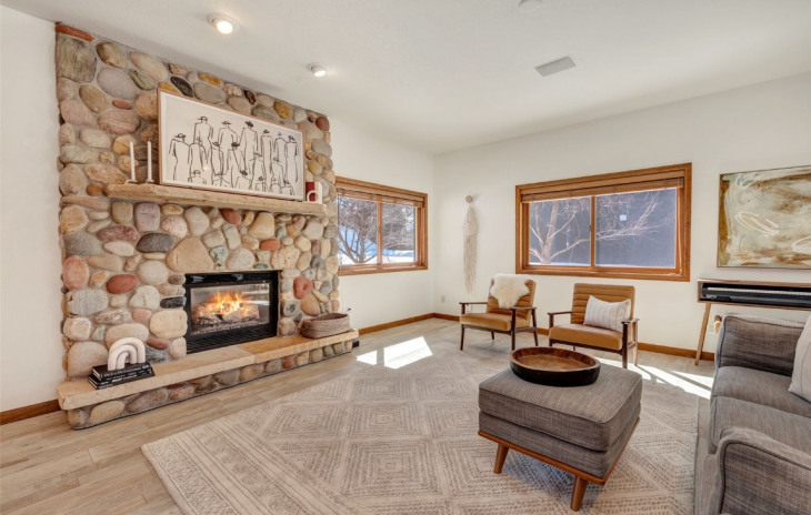 1215 Meadowood Lane Photo