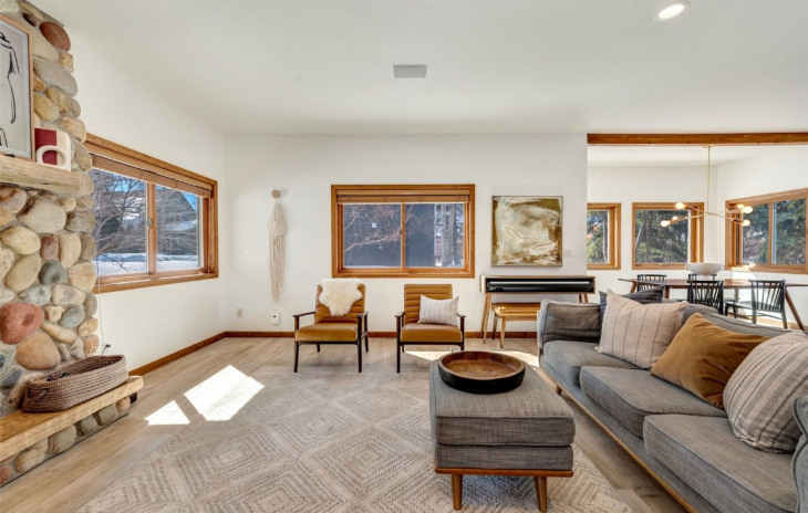 1215 Meadowood Lane Photo